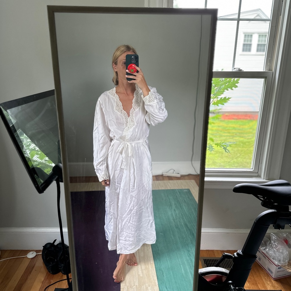 Elegant White Lace and Silk Bridal Robe